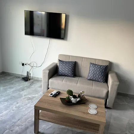 Beachside Light House Kato 82 Lägenhet Paphos